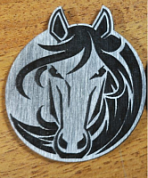 Ароматная подвеска «Лошадь» в черно-белом цвете в крафтовой упаковке с мини-брелоком